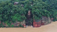 Povodně v Číně zatopily nohy obrovské sochy Buddhy. Normálně je památka vysoko nad řekou