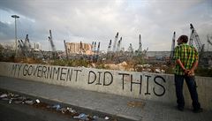 �Tohle ud�lala moje vláda,� pí�e se na obrubníku nedaleko poni�eného p�ístavu v...