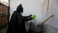 Chilský 'Batman solidario' neboli solidární Batman ze svých financí denn uvaí...