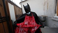 Kostým podle Batmana z Chile slou�í tomu, aby spole�n� s jídlem p�inesl také...