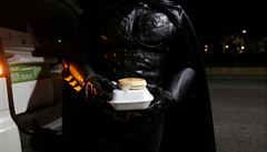 Mu� v kostýmu Batmana pravideln� doru�uje n�kolik desítek teplých pokrm� lidem...