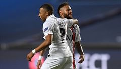 Neymar a Kylian Mbappe se radují z výhry
