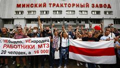 D�lníci protestují p�ed minskou továrnou MTZ