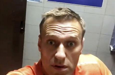 Screen z videa, kter sm Navalnyj zveejnil na svm Instagramu. Nachz se na...