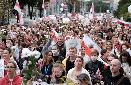Demonstrující účastníci Pochodu žen v Minsku, kteří vyjadřují nespokojenost s...