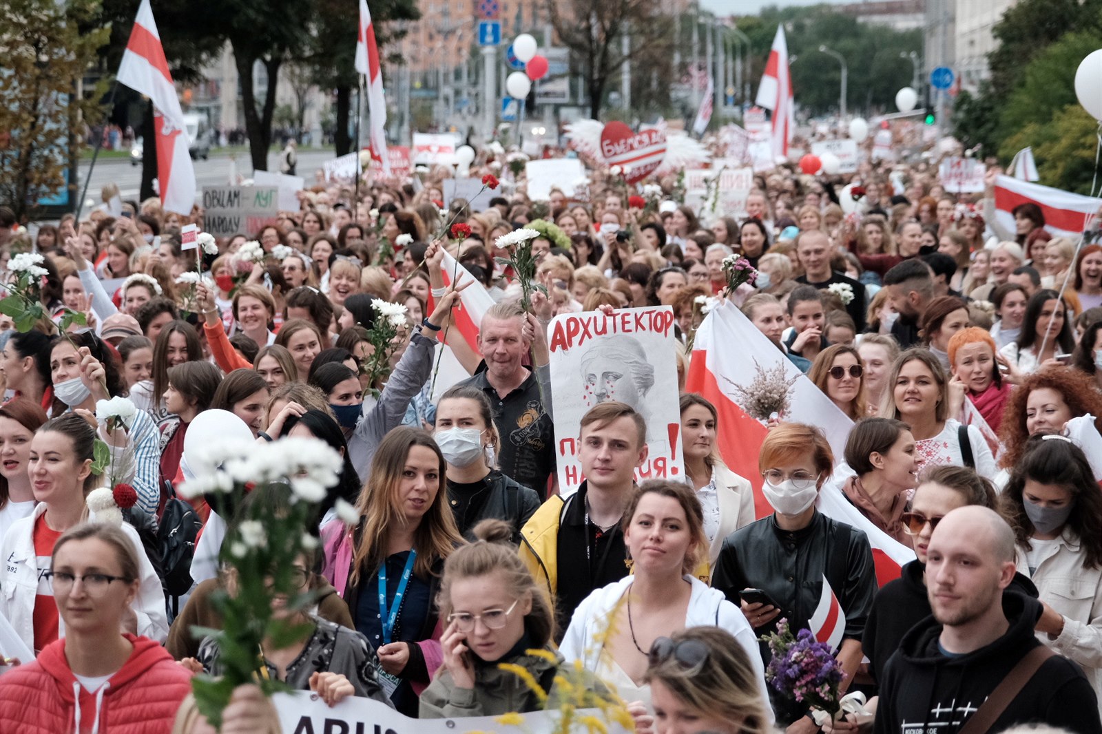 Demonstrující ú�astníci Pochodu �en v Minsku, kte�í vyjad�ují nespokojenost s...