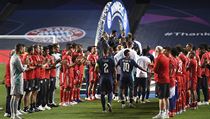Fotbalisté PSG převzali po prohraném finále stříbrné medaile.