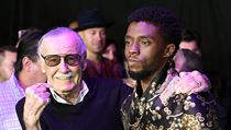 Komiksová legenda Stan Lee spolu s hercem Chadwickem Bosemanem v roce 2018. Oba...