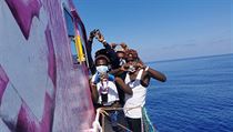 Zachránění migranti na Banksyho lodi Louise Michel.