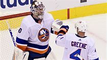 Gólman New York Islanders Semjon Varlamov se spoluhráčem Andym Greenem.