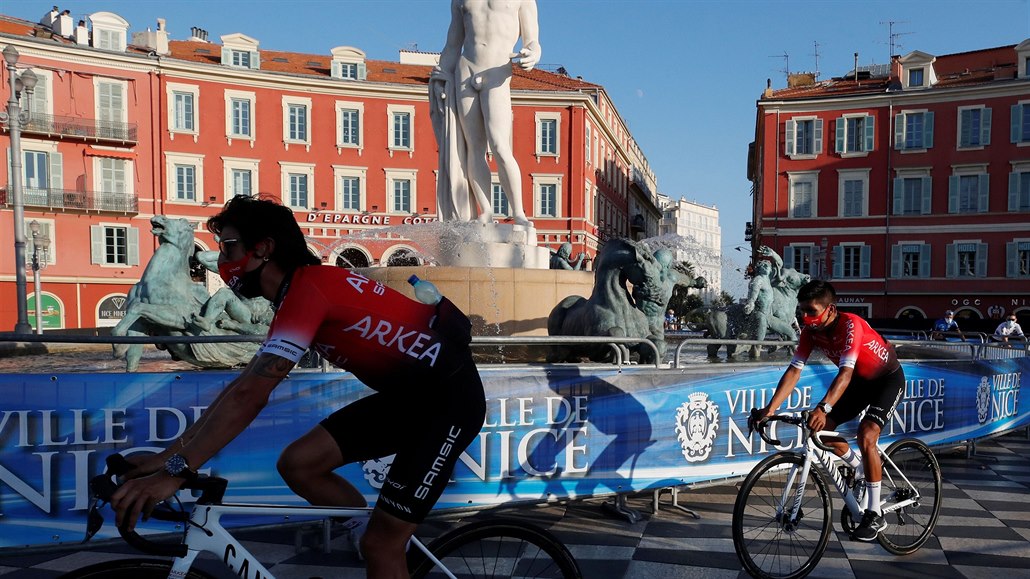 Tým Arkea-Samsic jede na pedstavení ped Tour de France 2020 (vzadu Nairo...