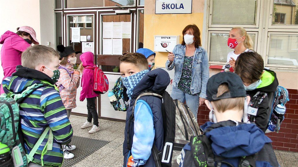 Základní kola ezníkova v Olomouci a návrat dtí na 1. stupe, uitelky si...