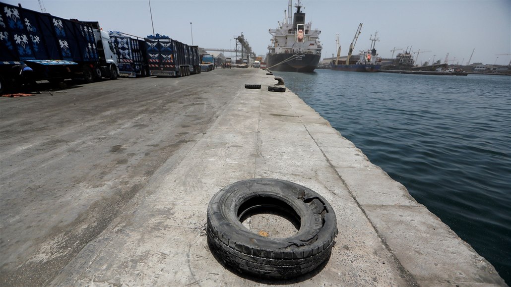 V přístavu Dakar je uskladněno přes dva tisíce dusičnanu amonného. Silná...
