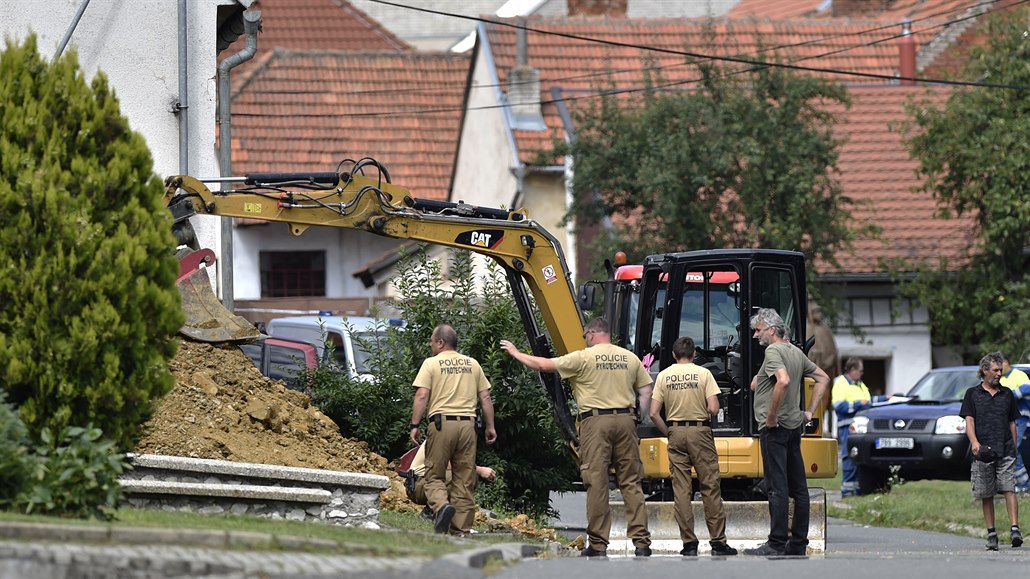 Pyrotechnici dohlíejí 24. srpna 2020 v obci Strání na Uherskohradisku na...