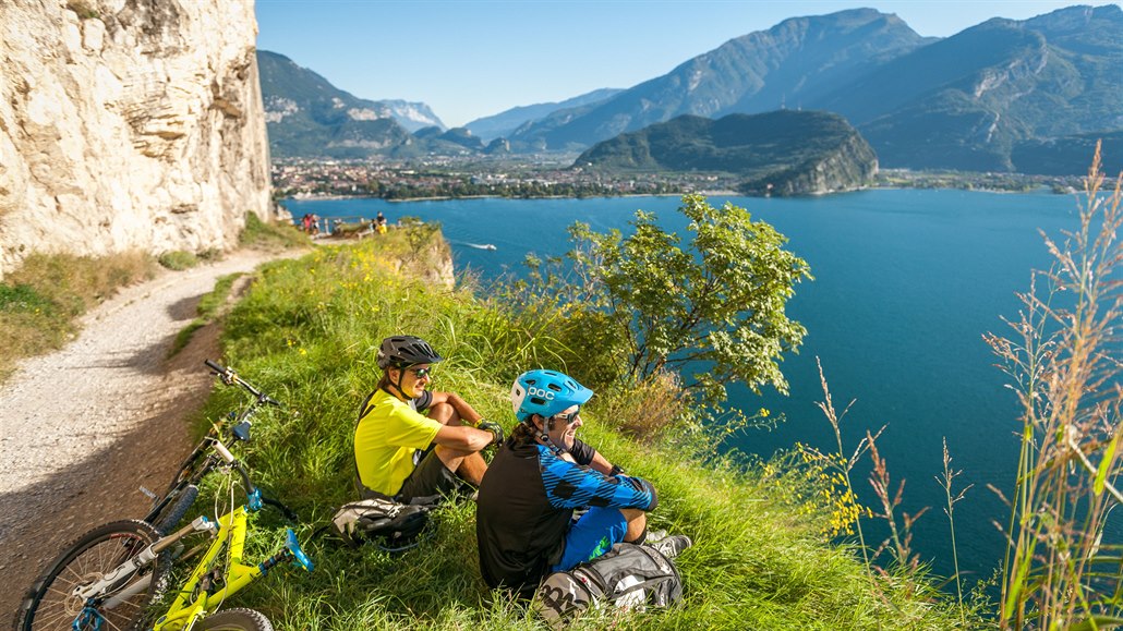 Trasu k jezeru si oblíbili pí turisté i cyklisté.