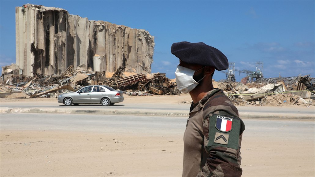 Fotografie francouzského vojáka, který stojí poblí epicentra výbuchu v...