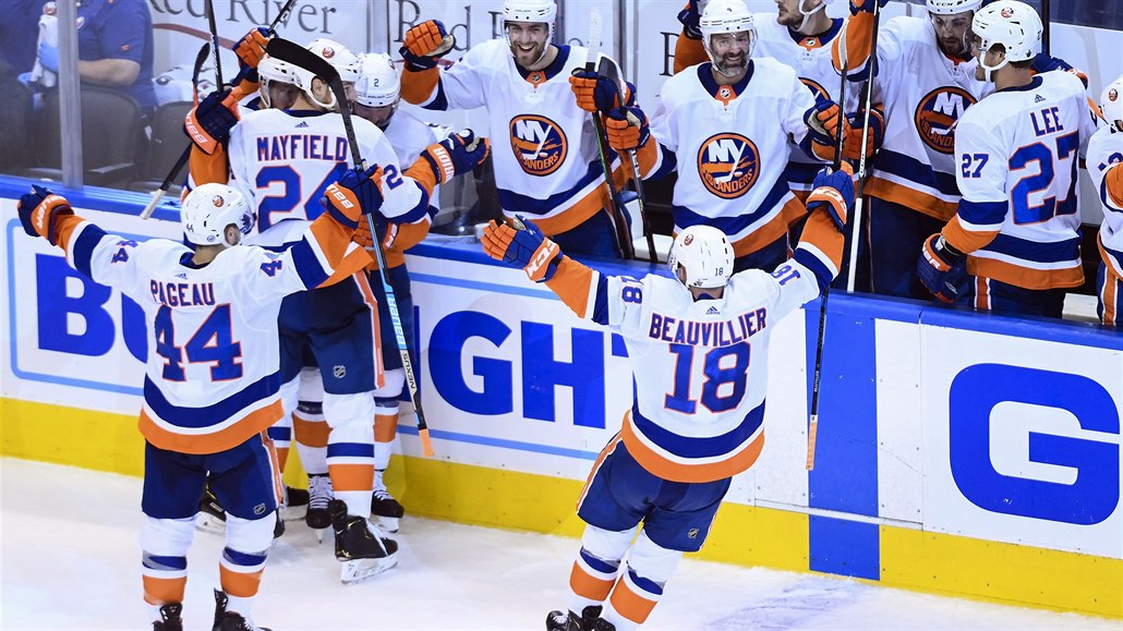 Hokejisté New Yorku Islanders oslavují výhru nad Washingtonem 4:0