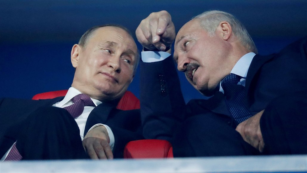Ruský prezident Vladimir Putin (vlevo) a běloruský prezident Alexandr Lukašenko...