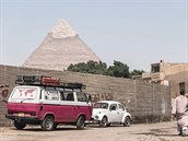V Gíze nocujeme pímo pod pyramidami, tedy ped zdí areálu a ráno neomyln...