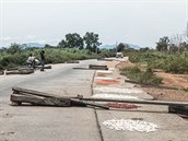 Krajnice alfaltové silnice je ideálním místem pro suení koení. (Nigerie)