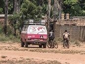 Zvídavé africké dti obhlíí cizokrajný bus. (Burkina Faso)