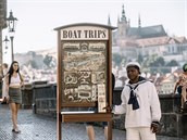 Do centra Prahy se vracejí turisté.