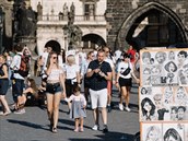 Do Prahy se vrací turisté, zvedají se i koronavirem sníené ceny.