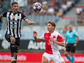 Luká� Masopust v souboji s Petrem Javorkem.