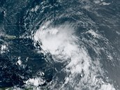 Satelitní snímek zachycuje tropickou boui Laura. I u ní hrozí, e by se mohla...
