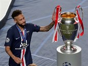 Neymar si sahá na trofej pro vítze Ligy mistr.
