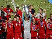 Fotbalisté Bayernu Mnichov slaví vítzství v Lize mistr.