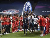 Fotbalisté PSG pevzali po prohraném finále stíbrné medaile.