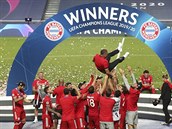 Fotbalisté Bayernu oslavují s trenérem Flickem.