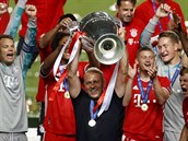 Trenér Bayernu Hans-Dieter Flick s pohárem pro vítze Ligy mistr.