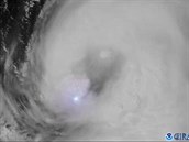 Laura se může stát hurikánem 4. stupně a napáchat velké škody, už nyní vítr dosahuje 175 km za hodinu
