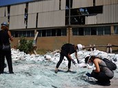 Dobrovolníci v Bejrútu tídí sklo, aby mohlo být recyklováno a znovu vyuito.