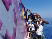 Zachránní migranti na Banksyho lodi Louise Michel.