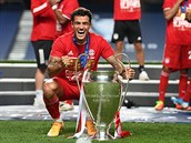 Philippe Coutinho s trofejí pro vítze Ligy mistr.