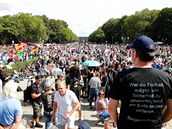 Tisíce lidí pily v Berlín protestovat proti koronavirovým opatením.