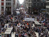 Do ulic v Berlín se proti koronavirovým opatením vydaly protestovat tisíce...