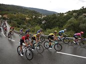Peloton v akci bhem první etapy letoního roníku Tour de France.