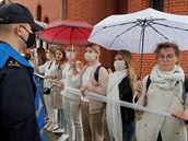 Policie pi protestech v Minsku vyzývala úastníky, aby uvolnili vozovku a aby...