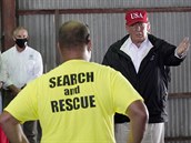 V Louisianě začal úklid po hurikánu Laura, místo katastrofy navštívil Trump