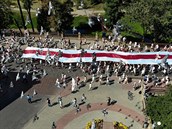Demonstrace proti Lukaenkovi v Grodnu. Demonstrující nesou historickou,...