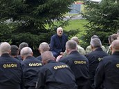 Alexandr Lukaenko mluví se leny speciální policejní jednotky Omon v Minsku.