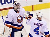 Gólman New York Islanders Semjon Varlamov se spoluhráem Andym Greenem.