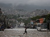 Ulice haitského hlavního msta Port-au-Prince po zásahu boue Laura.