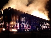 Blesk v Lázních Toušeň zapálil velkou stodolu. Požár likvidovalo 20 hasičských jednotek
