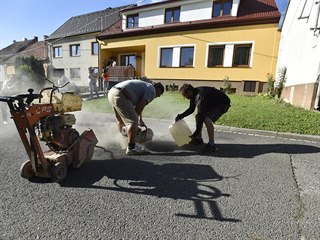 Pracovnci vyezvaj asfalt 24. srpna 2020 v obci Strn na Uherskohradisku...