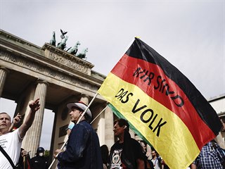 My jsme lid. Protestujc v Berln bojuj proti karantnnm opatenm.